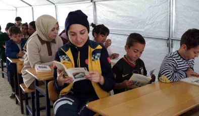 Depremde Enkaz Altındaki Vatandaşlara Umut Olan Sağlıkçı