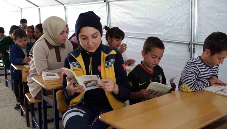 Depremde Enkaz Altındaki Vatandaşlara Umut Olan Sağlıkçı