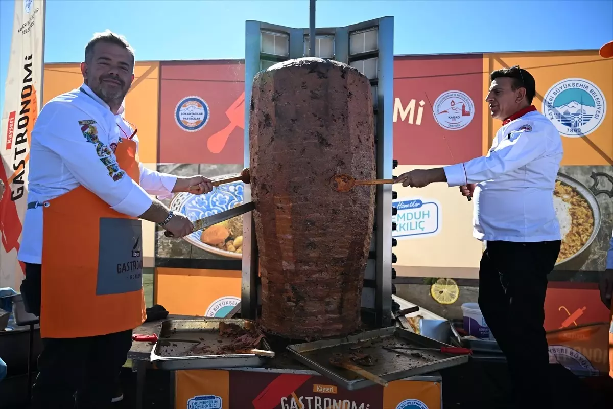 Kayseri’de Gastronomi Günleri’nde 1 tonluk sucuk döner pişirildi